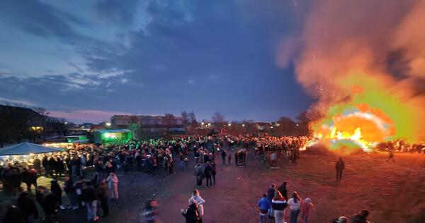 Bild vergrößern: Das zentrale Osterfeuer in der Stadt Calbe (Saale) fand erstmals 2023 auf der Festwiese am Heger statt und war sehr gut besucht.