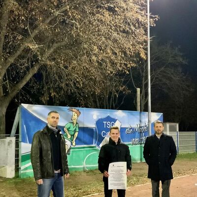 Bild vergrößern: v.l. Marcel Huhla (Abteilungsleiter Fuball), Florian Schleuner (Auszubildender der Stadt Calbe) und Brgermeister Sven Hause nehmen die neue Flutlichtanlage auf dem Sportplatz Heger in Betrieb