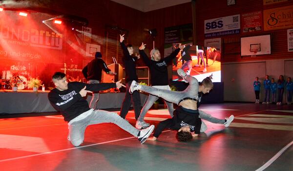 Bild vergrößern: Im letzten Jahr waren die Breakdance Weltmeister \"Da Rookies\" zu Gast. In diesem Jahr werden die Hettstedter Drumliner, Weltmeister der Spielleute Jahr 2017 und amtierende Europameister als kulturelles Highlight zum Neujahrsempfang der Stadt Calbe (Saale) und der TSG Calbe e. V. erwartet.