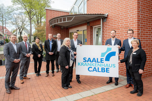 Bild vergrößern: bergabe des neuen Eingangsschilds fr das Krankenhaus Calbe, das seit dem 3. Mai 2021 einen neuen Namen hat: "Saale-Krankenhaus Calbe - Klinik fr Innere Medizin und Geriatrie/Altersmedizin".