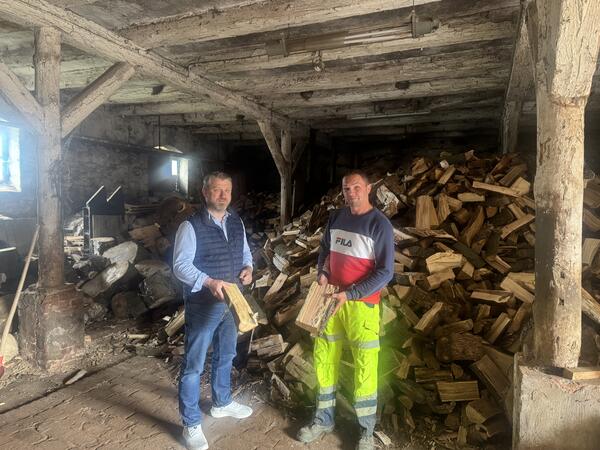 Brgermeister Sven Hause und der seit Februar neue Bauhofleiter Steffen Bocionga vor dem gelagerten Holzstapel