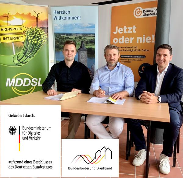 Bild vergr&ouml;&szlig;ern: v.l.n.r. Leiter Projektmanagement MDDSL Luca Riedel, B�rgermeister Sven Hause und Regionalleiter Ost Deutsche Giganetz ,Danny Trodler bei der Vertragsunterzeichnung zum gef�rderten Breitbandausbau.