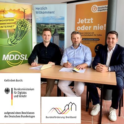 v.l.n.r. Leiter Projektmanagement MDDSL Luca Riedel, Brgermeister Sven Hause und Regionalleiter Ost Deutsche Giganetz ,Danny Trodler bei der Vertragsunterzeichnung zum gefrderten Breitbandausbau.