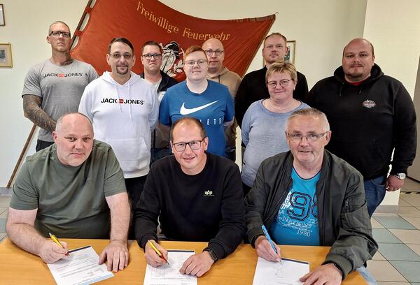 Bild vergr&ouml;&szlig;ern: v.l.n.r. Heiko Neuling, Stephan L�hne, Uwe B�hlert bilden den Vorstand des gegr�ndeten F�rdervereins der Feuerwehr Calbe e.V. Hier im Bild mit den weiteren Gr�ndungsmitgliedern.