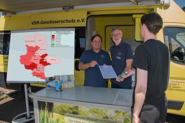 Frank Sombrowski und Heinz-Theo van Wickeren beraten einen Brunn