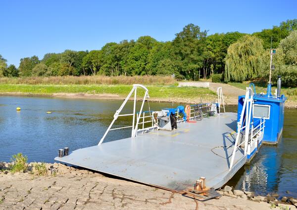 Die Gierseilfhre Calbe (Saale) ermglicht u. a. Touristen, Anliegern der Gartensparte sowie Einwohnern eine berfahrt von und nach Gottesgnaden.