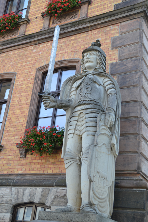 Bild vergrößern: Der Roland vor dem Rathaus in Calbe (Saale)