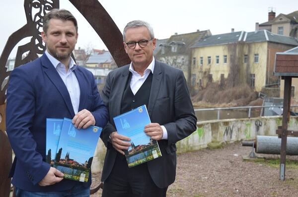 Bild vergrößern: Herr Dr. Bock bergibt den Bericht zur Anpassungsstrategie der Stadt Calbe (Saale) zur Gestaltung des demografischen Wandels an Brgermeister Sven Hause