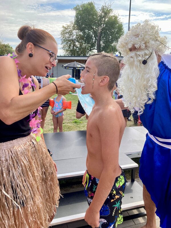 Bild vergrößern: Danil_Zilke Neptunfest Schwimmbad