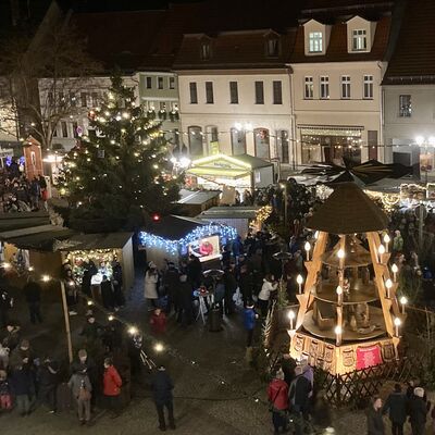 Bild vergrößern: Weihnachtsmarkt Calbe Marktplatz