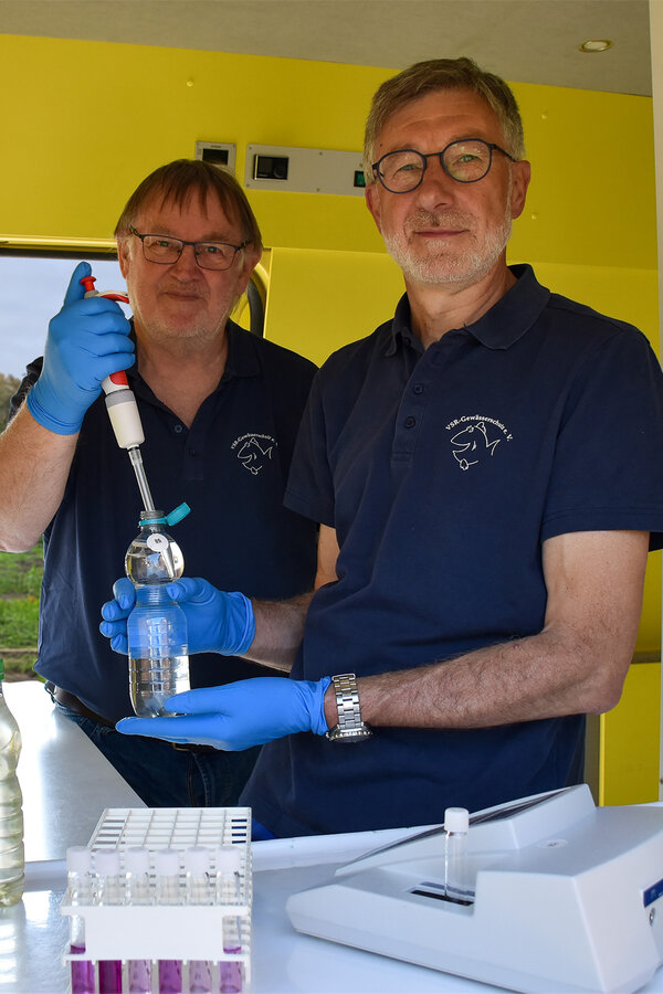 Bild vergrößern: Arno Mittelmeyer und Heinz-Theo van Wickeren untersuchen eine Br