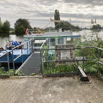Bild vergrößern: Saalemauer Anlegestelle mit Fahrgastschiff