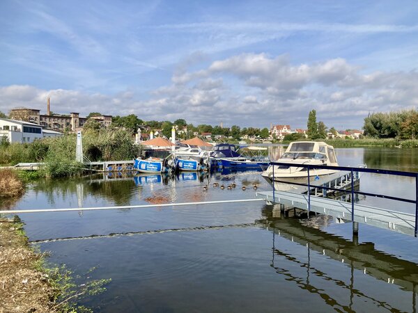 Bild vergrößern: Anlegestellen Fischerei Richtung Bootshaus