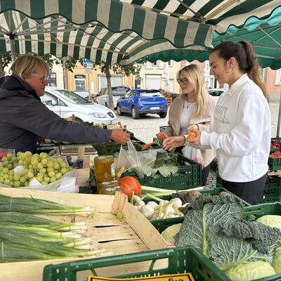 Bild vergrößern: Verkauf Gemse und Obst am Markttag