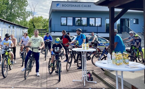 Bild vergr&ouml;&szlig;ern: Bootshaus Fahrradfahrer