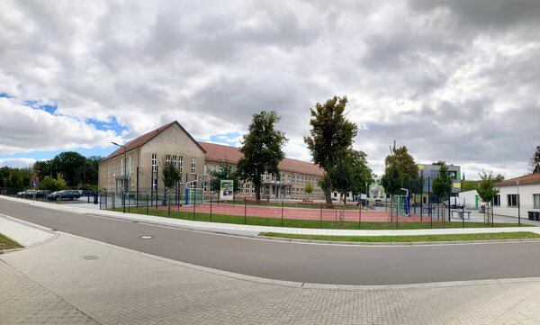 Bild vergr&ouml;&szlig;ern: Gesamtansicht Fr.-Schiller-Gymnasium Calbe Saale mit Kleinfeldplatz
