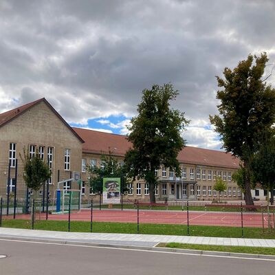 Bild vergrößern: Fr.-Schiller-Gymnasium Calbe Saale mit Kleinfeldplatz