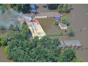 Bild vergrößern: Brand Boosthaus whrend des Hochwassers