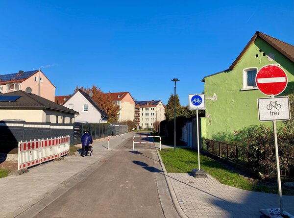 Bild vergrößern: Teilfertigstellung Gribehner Weg mit mobiler Beschilderung.