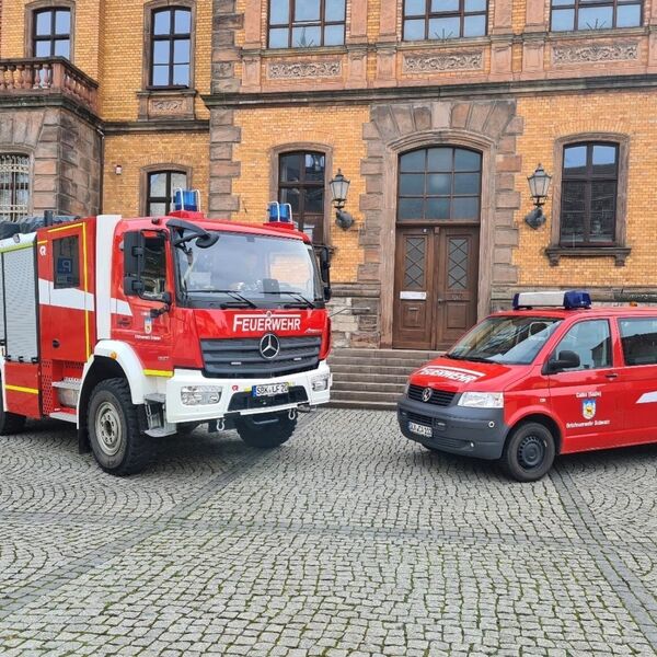 Bild vergr&ouml;&szlig;ern: FFW ORT Schwarz KFZ Rathaus