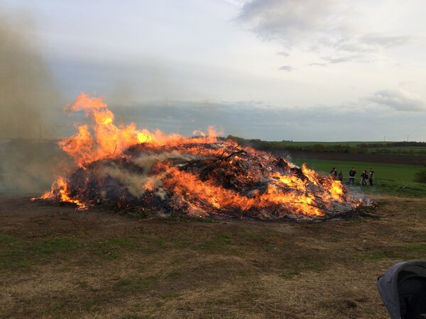 Bild vergr&ouml;&szlig;ern: Osterfeuer Calbe