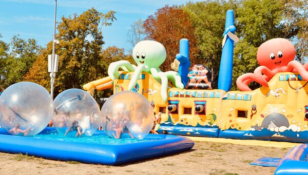 Bild vergr&ouml;&szlig;ern: 2024_08_05_neptunfest_huepfburg