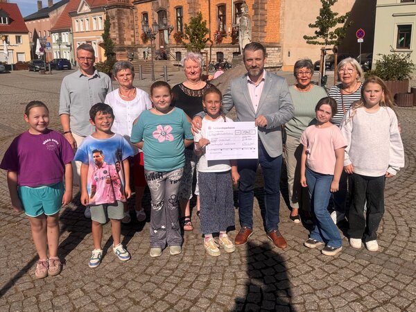 Bild vergr&ouml;&szlig;ern: Scheck�bergabe_Chor