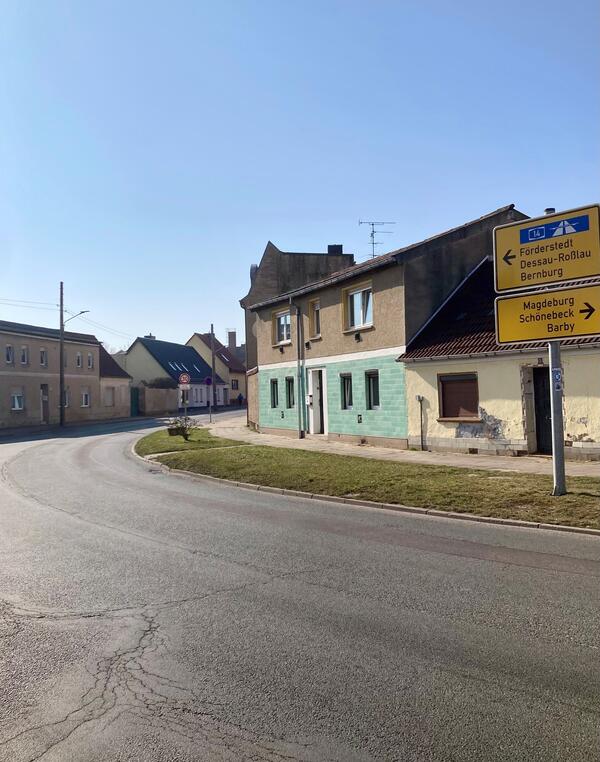 Bild vergr&ouml;&szlig;ern: In Calbe werden Fahrbahnsch�den beseitigt